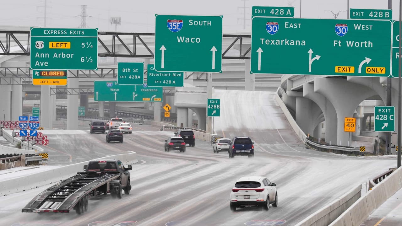 <h3 class="cms-H3-H3">Qué recomiendan las autoridades</h3> Las recomendaciones se mantienen claras: 
<br>👉🏻 Evitar manejar si no es necesario. 
<br>👉🏻 Conducir con precaución extrema en caso de salir. 
<br>👉🏻 Vestirse por capas y limitar el tiempo al aire libre. 
<br>Aunque la tormenta comienza a perder fuerza, 
<b>el impacto del frío se prolongará.</b> 
<br>En el norte de Texas, este domingo marcó el inicio 
<b>de varios días donde la precaución sigue siendo clave.</b>