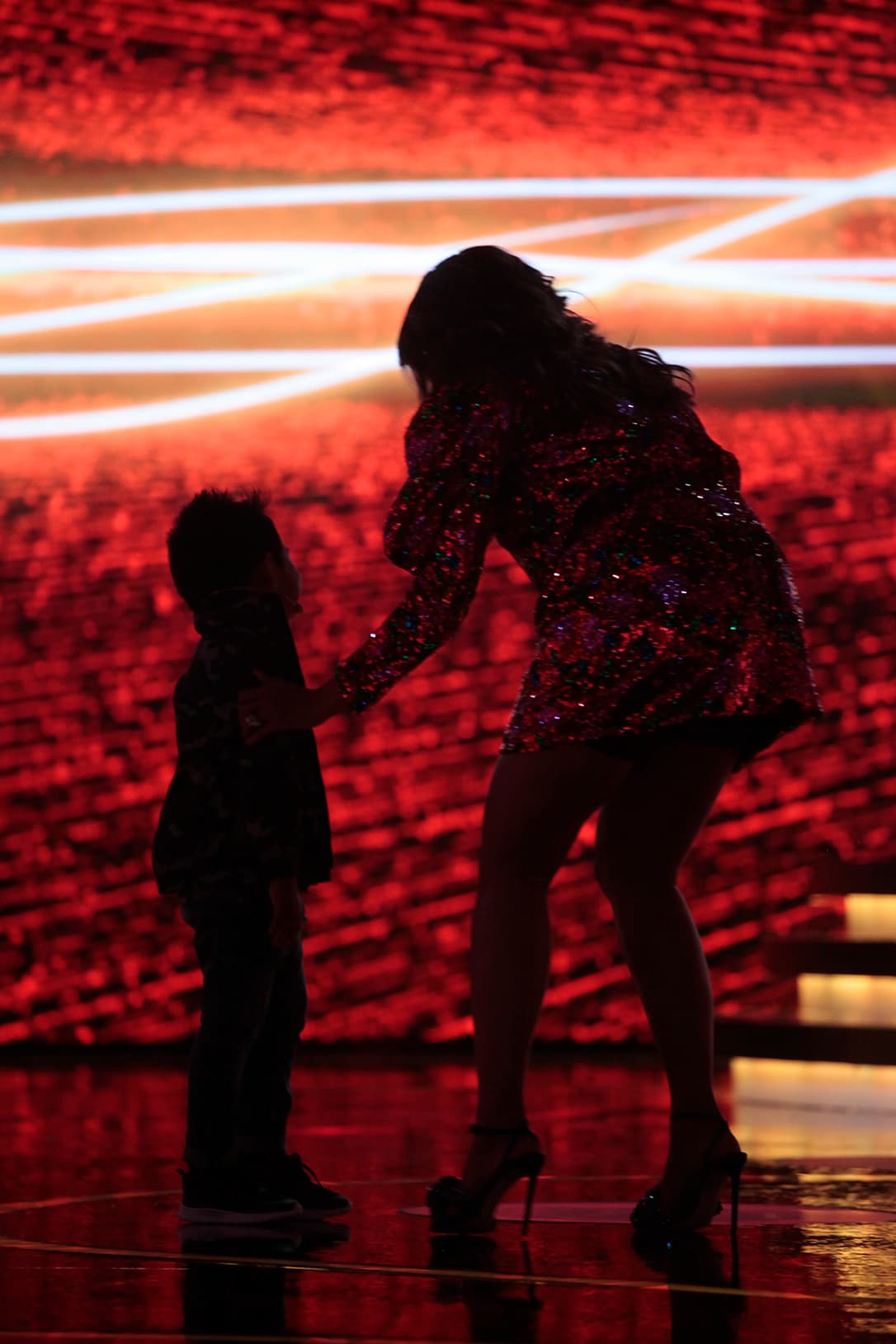 El niño caminaba hacia la mesa, nadie sabía hacia dónde se dirigía. Karol acertó a decir: "Ay, me va a dar un beso". Sin embargo, el pequeño la corrigió: "No, a La Vero. Me dirijo hacia la Vero".
