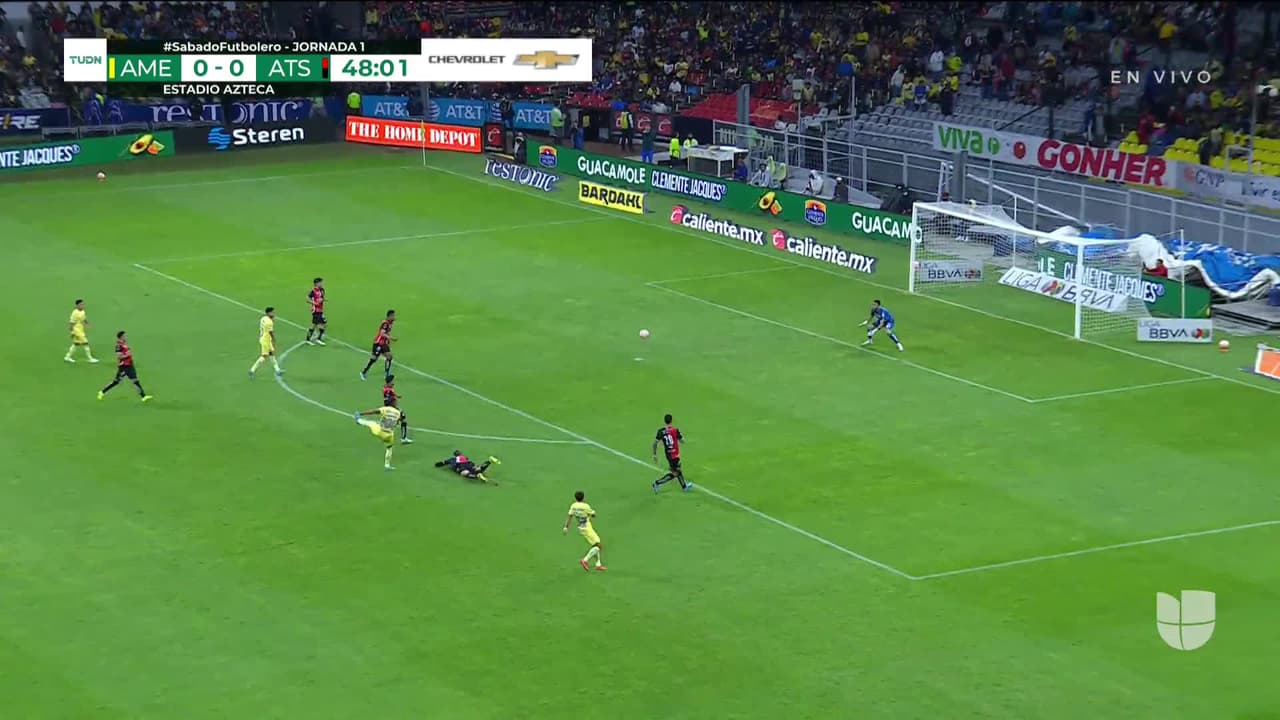 ¡TIRO ATAJADO! disparo por Román Martínez.