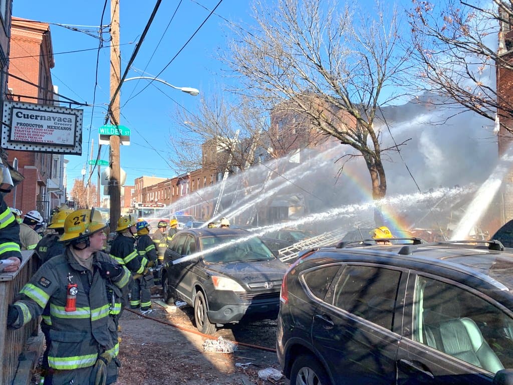 La policía dijo que recibió múltiples llamadas a la explosión de una casa y posible olor a gas, poco después de las 11:30 a.m.