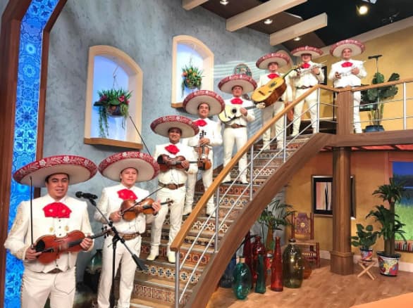 A ritmo de 'Señora, señora' el mariachi comenzó la que fue una mañana llena de sorpresas.