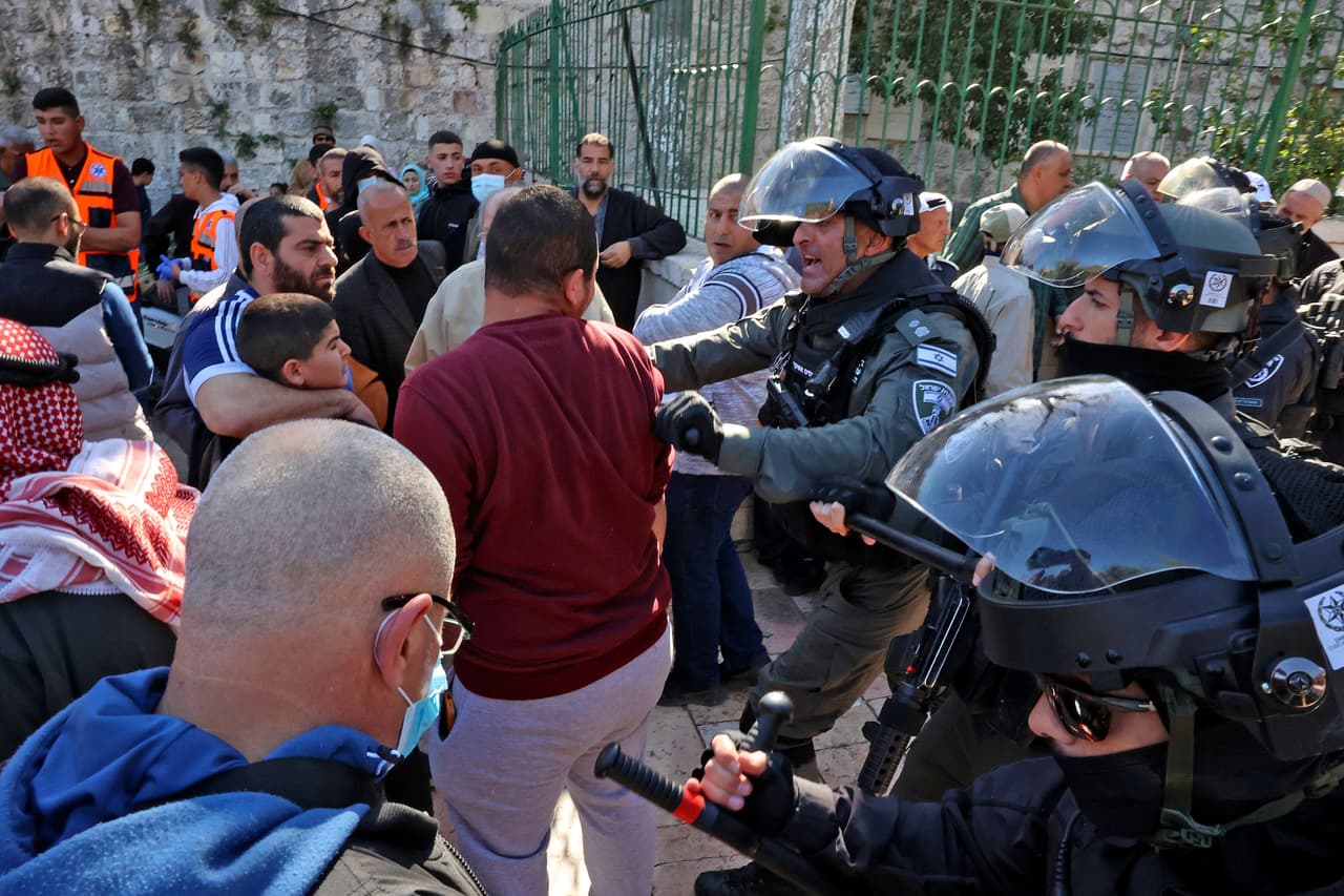 Los enfrentamientos se producen en un momento especialmente delicado: este año, el ramadán coincide con la Pascua, una importante celebración judía de una semana de duración que comienza al atardecer del viernes, y con la
<a href="https://www.univision.com/noticias/religion/crucifixion-jesus-cristianos-semana-santa-viernes-santo-pandemia-2021-fotos">Semana Santa cristiana</a>, que termina dentro de dos días con el Domingo de Pascua.