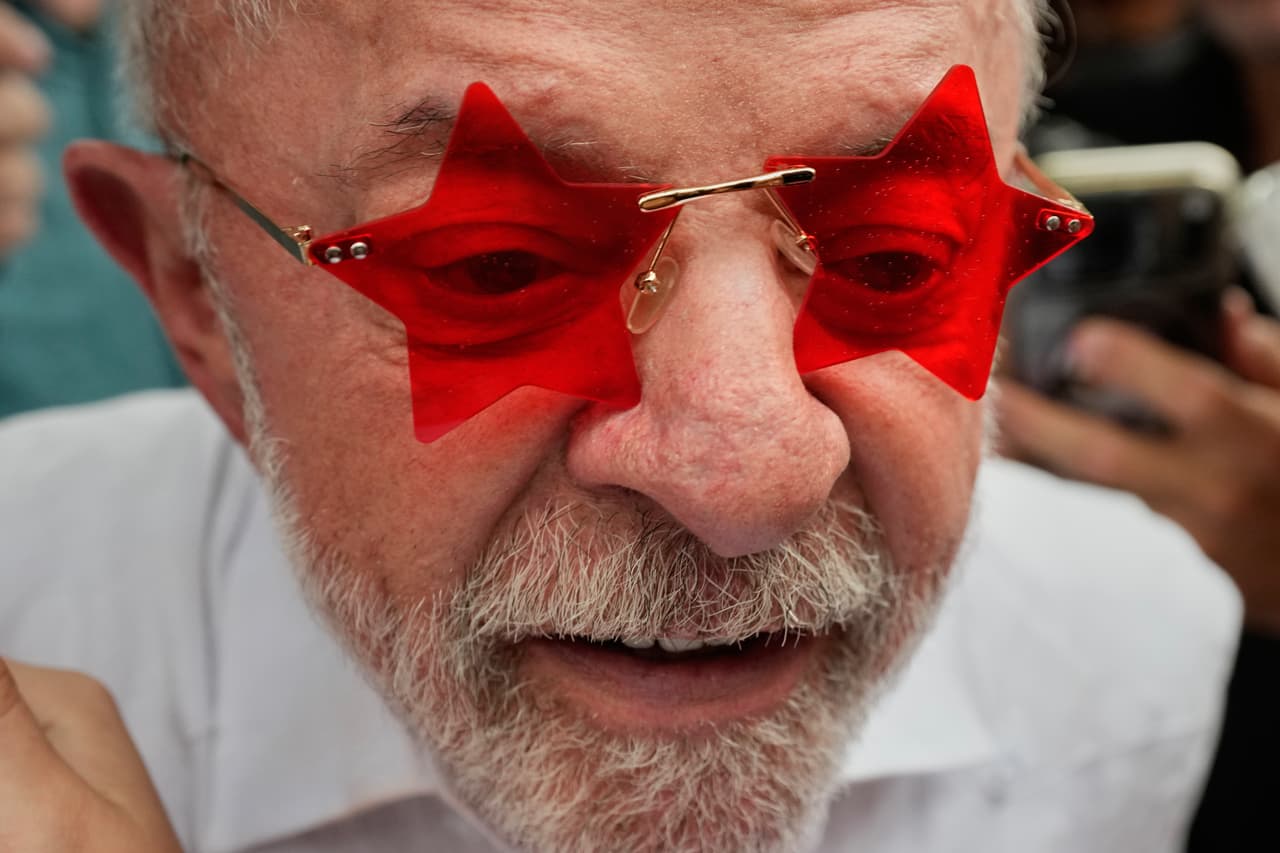 El presidente Luiz Inácio Lula da Silva, que busca la reelección, usa gafas que le regaló un simpatizante tras votar en la segunda vuelta de las elecciones presidenciales en São Bernardo do Campo, Brasil, el domingo 25 de octubre de 2026.