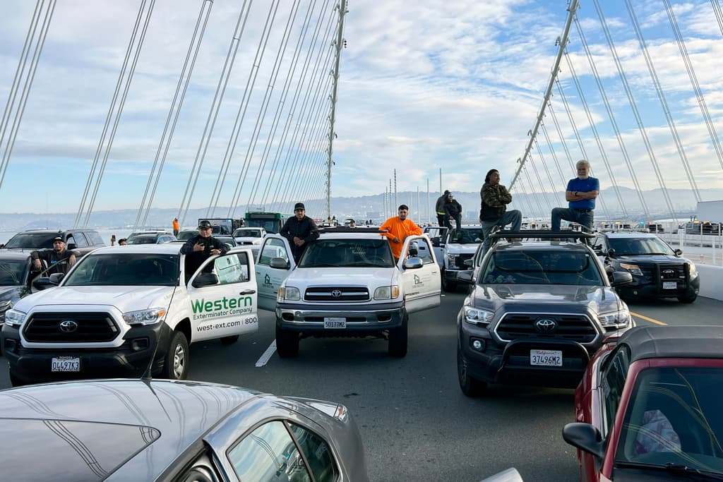 El bloqueo de tráfico en el Bay Bridge durante la protesta en la cumbre APEC en San Francisco causó un impacto significativo en los conductores. Muchos se vieron afectados por la imposibilidad de avanzar y las largas demoras, lo que generó inconvenientes en sus desplazamientos. La situación resalta la importancia de tomar medidas para evitar bloqueos en las vías principales y garantizar la movilidad de los ciudadanos.