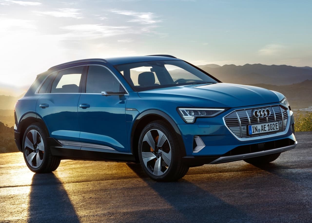 Este vehículo utilitario de lujo totalmente eléctrico cuenta con una autonomía de aproximadamente 200 millas por carga. En Estados Unidos, el Audi e-tron tiene un precio inicial de 74,800 dólares.