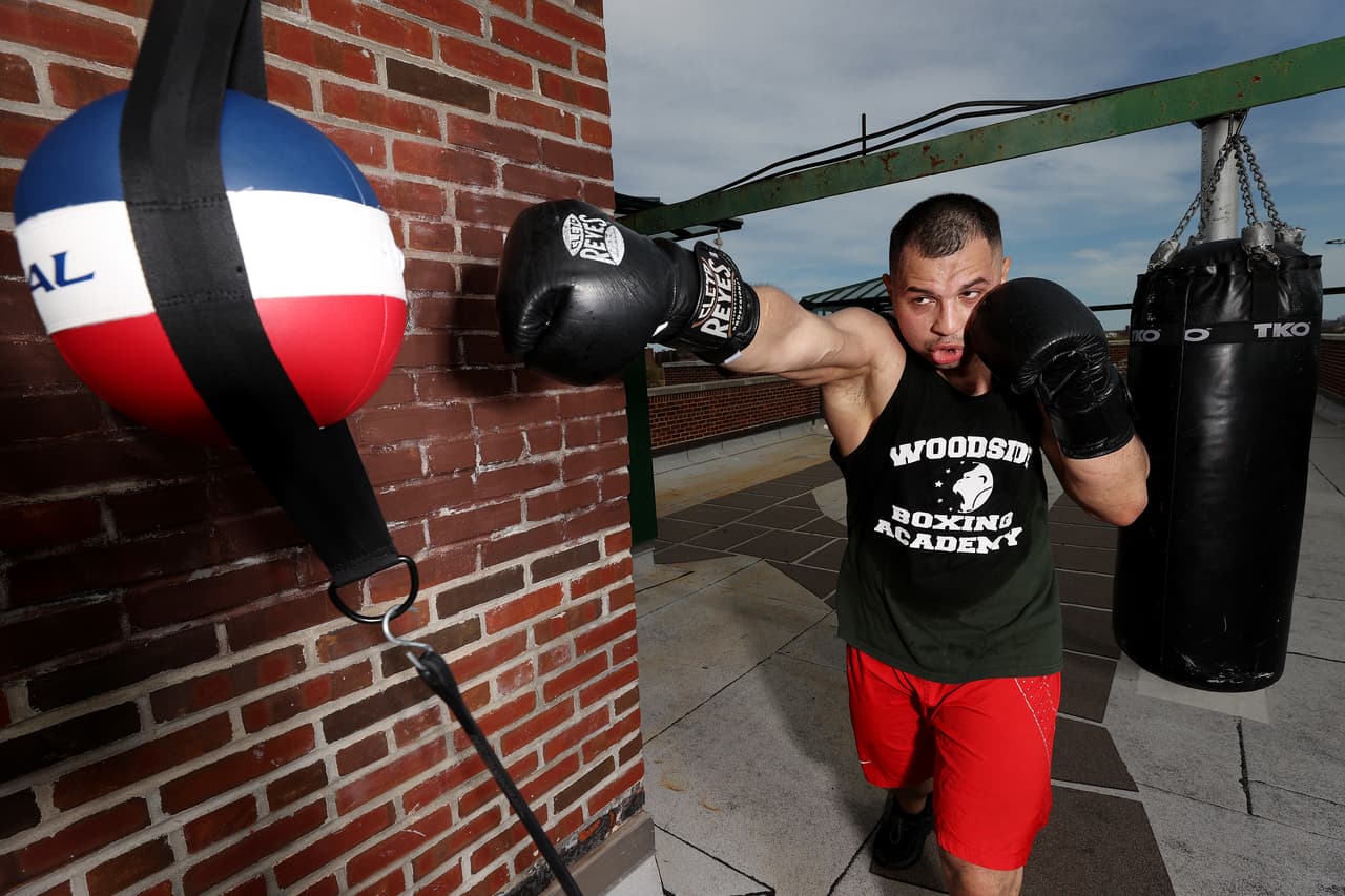 El boxeador aficionado y el bombero de la ciudad de Nueva York Jonathan Velasquez entrena en la azotea de su edificio el 2 de mayo en el vecindario de Jackson Heights en Queens, Nueva York.