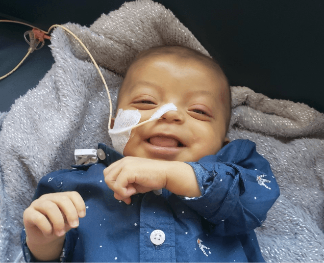 Bebé de 6 meses lucha por su vida mientras espera un transplante de hígado