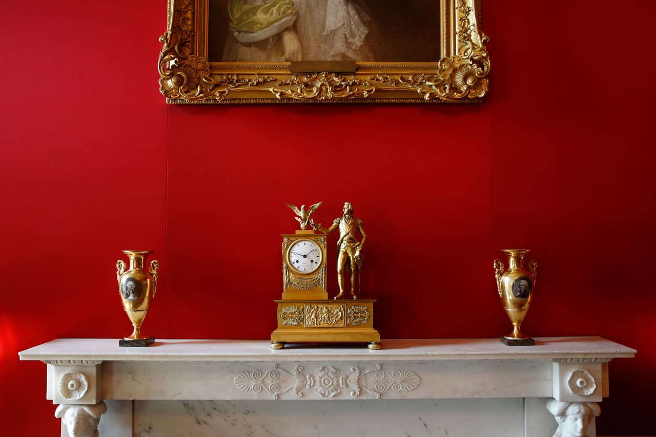 Stewart McLaurin, presidente de la Asociación Histórica de la Casa Blanca, que ayuda a financiar el mantenimiento de algunas áreas en la
<a href="https://www.whitehouse.gov/about-the-white-house/the-white-house/" target="_blank">mansión de 132 habitaciones</a> dijo que “la luz del sol” en la Sala Roja había gastado la tela de la pared hasta que quedara “casi rosa".
<br>