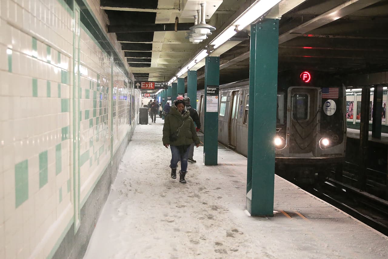 La nieve llega hasta hasta el subsuelo en una estación de metro de Nueva York.