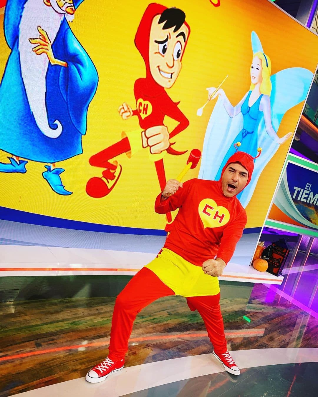 ¡No contaban con la astucia de Carlitos! El presentador mexicano se vistió ni más ni menos que de uno de los grandes héroes mexicanos: El Chapulín Colorado.