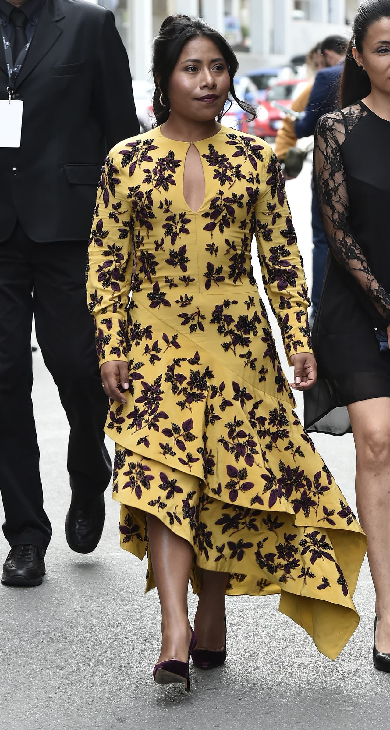 Y desde su llegada no hizo más que dejar a los presentes con la boca abierta: usó un vestido de la marca británica Mulberry A/W 2017 en amarillo profundo con aplicaciones bordadas y dos capas de volantes asimétricos en el ruedo.