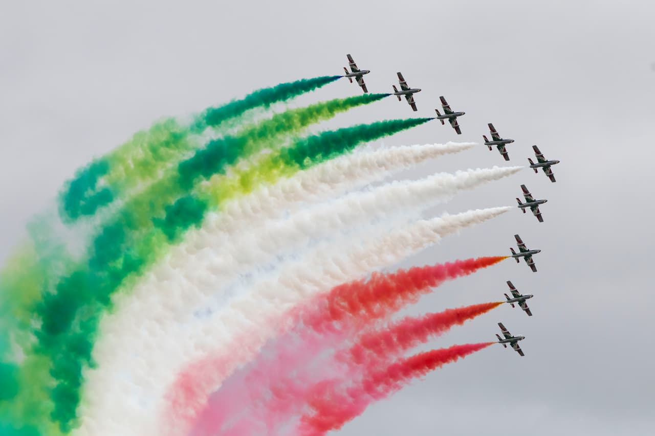 <b>Puesto 11. Italia. </b>De los más de 62,000,000 de italianos 357,500 son militares, activos y reservistas. Cuenta con 831 aeronaves, 200 tanques, 143 buques (5 portaaviones, 4 destructores y 8 submarinos, entre otros). Tiene un índice GPF de 0.2277 puntos.