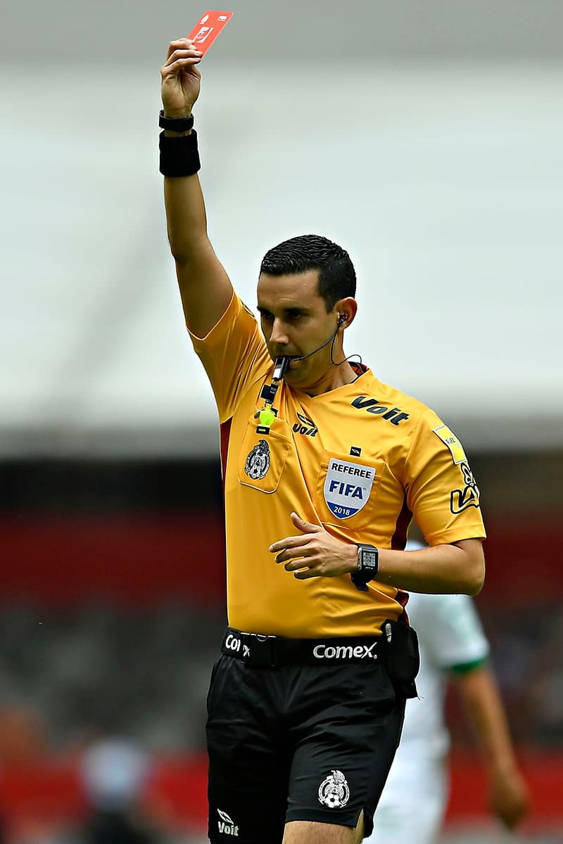 El árbitro César Arturo Ramos tuvo que expulsar a dos jugadores durante el primer tiempo.