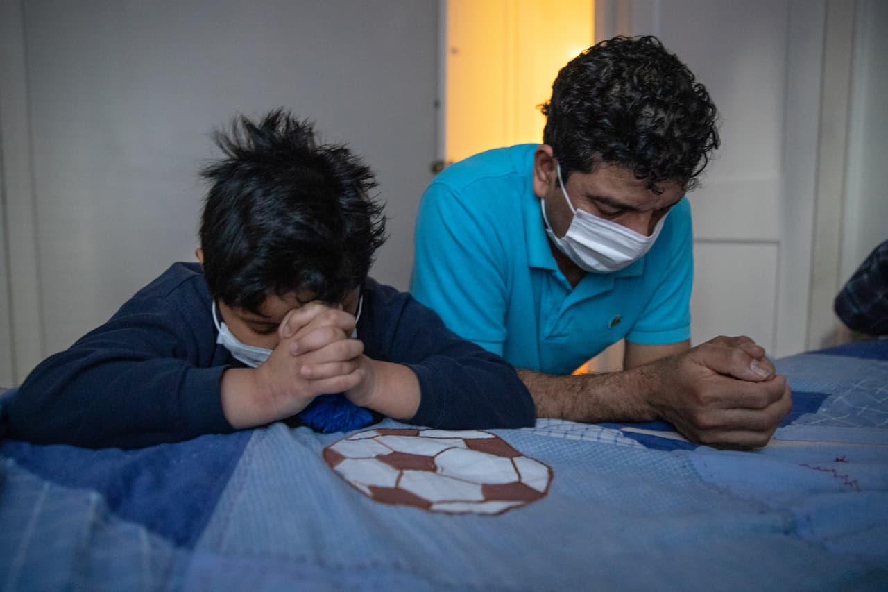 Marvin, el esposo, fue quien contactó a Lira. Le preguntó si podía tomar la custodia temporal del bebé, para protegerla. Él y Junior, su hijo mayor (de 7 años, en la foto), también resultaron positivos a la enfermedad y fueron puestos en cuarentena.