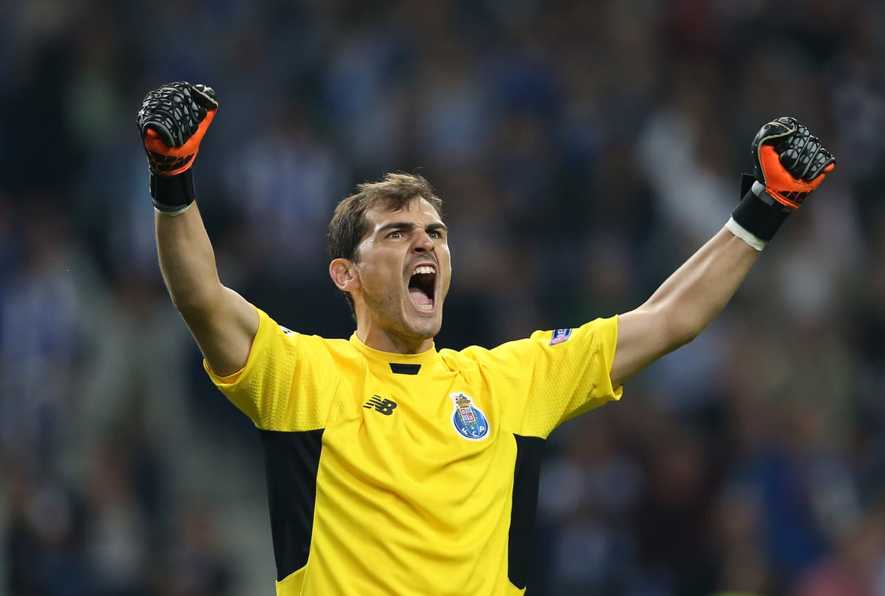 Iker Casillas, portero español que ahora juega para el Porto, cuenta con 38 años y su valor es de 800 mil euros.