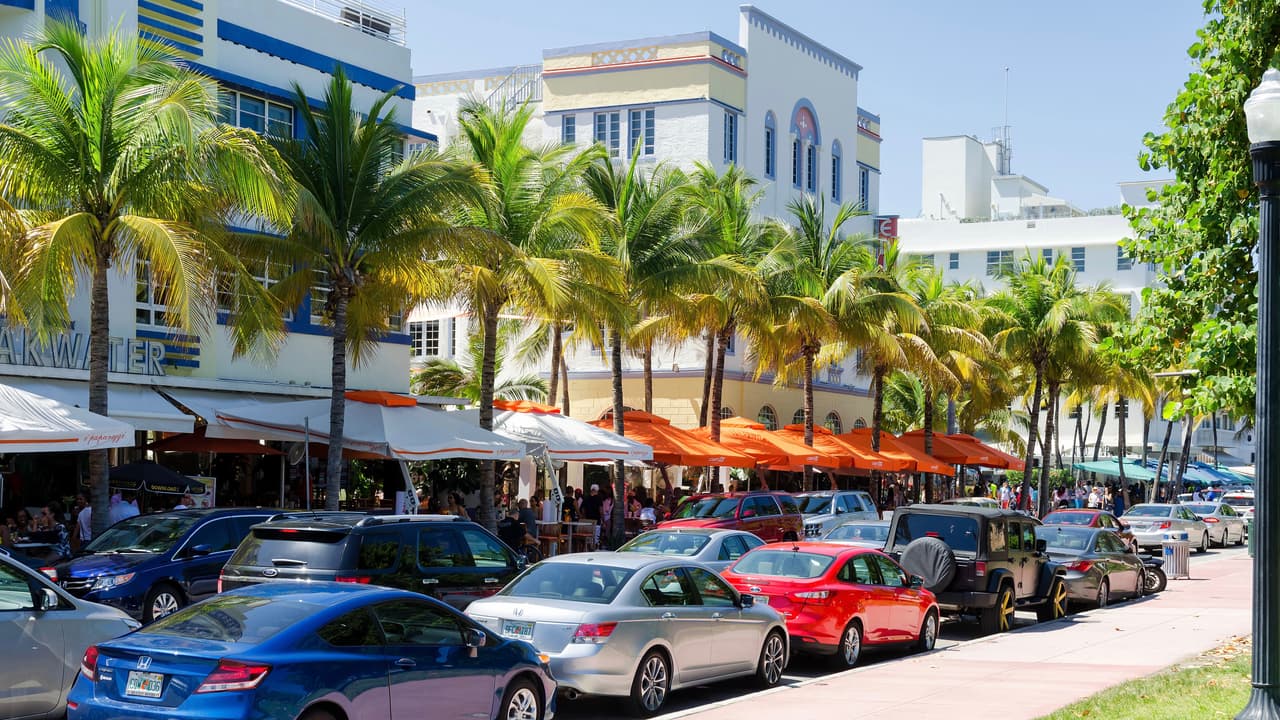 <h3 class="cms-h3-H3">5. Miami, Florida</h3>
<br>La capital estadounidense del sol no tiene nada de que vanagloriarse en relación a su tráfico automotor. El trabajador miamense promedio malgasta
<b> 64 horas</b> al año en tráfico pesado, y su conductor promedio el 9% de su tiempo detrás del volante en trancas de tráfico. 
<b>Miami ocupa el puesto 14 entre las ciudades con peor tráfico en el mundo</b>.