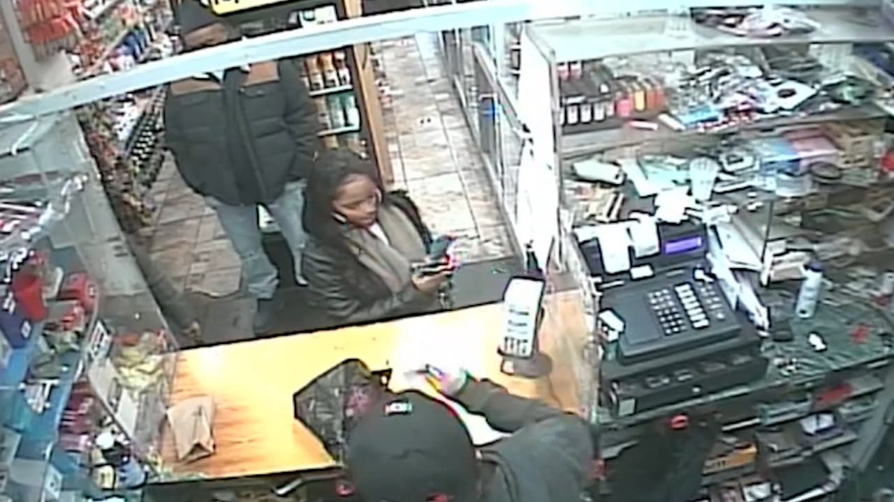 Empleados de la bodega que se encuentra en la esquina del edificio mostraron el video de la cámara de seguridad donde muestran a
<b> Hanoi acudiendo a hacer una última compra, horas antes de la tragedia</b>.
<br>