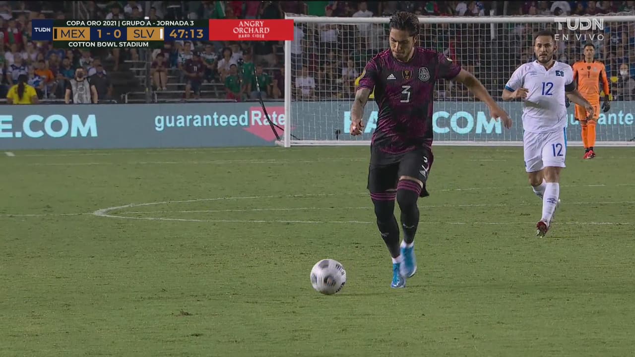 ¡Le sobran ganas, le falta tino! Disparo de Carlos Salcedo por un costado