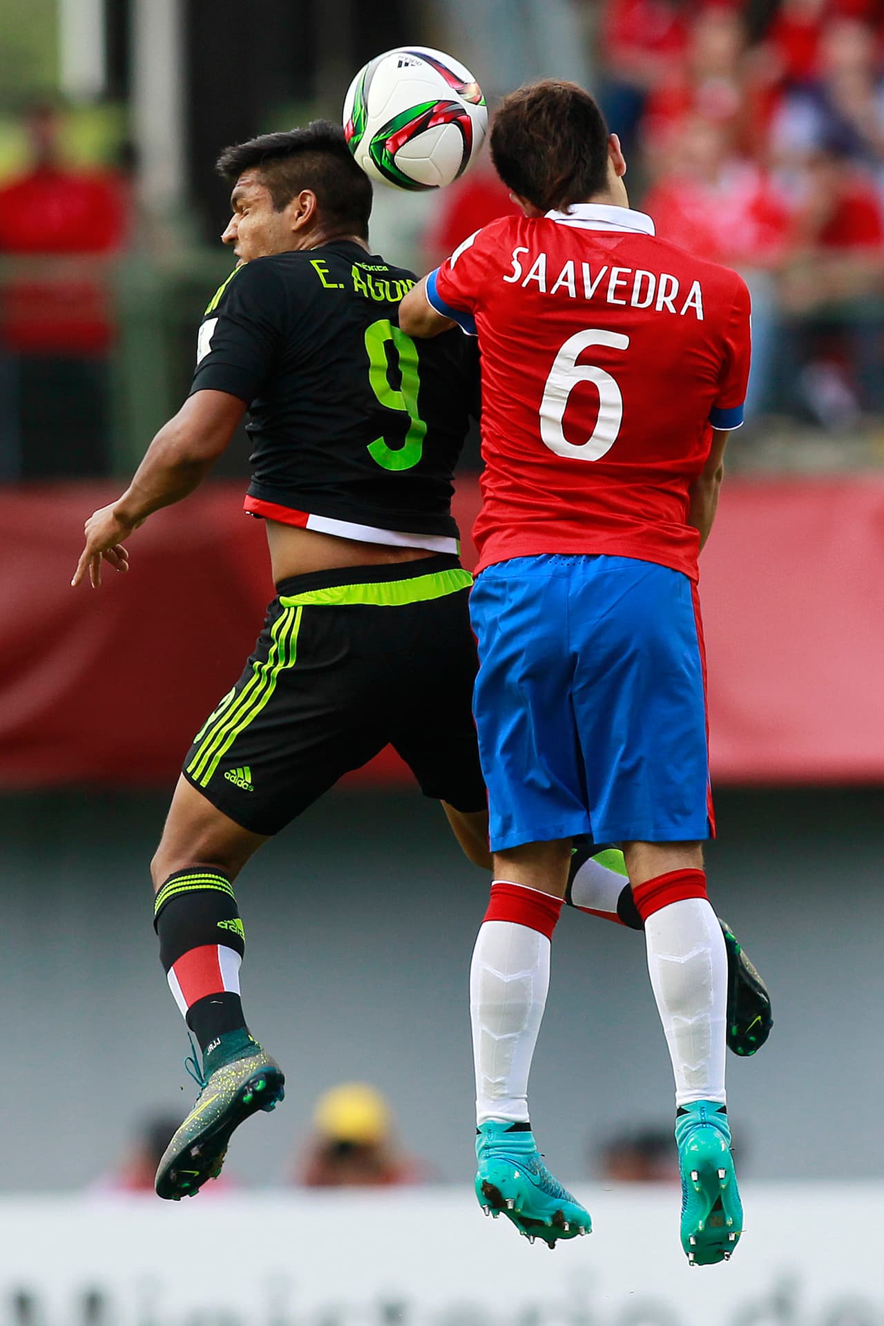 Ambos equipos no regalaron espacios durante los primeros minutos del encuentro.