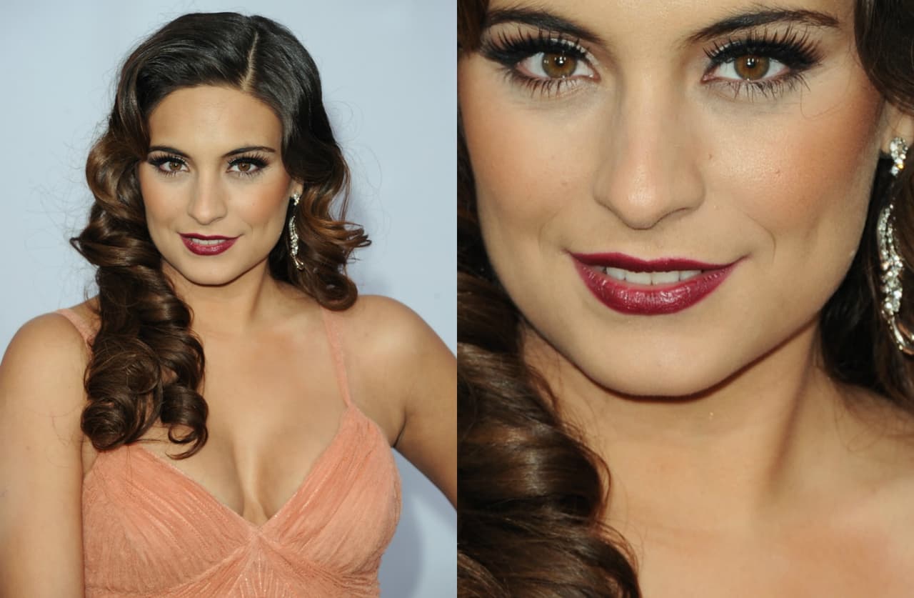 Ana Brenda Contreras hizo una combinación de impacto al llevar un vestido color salmón y los labios en un color rojo vino, para su llegada en 2014.