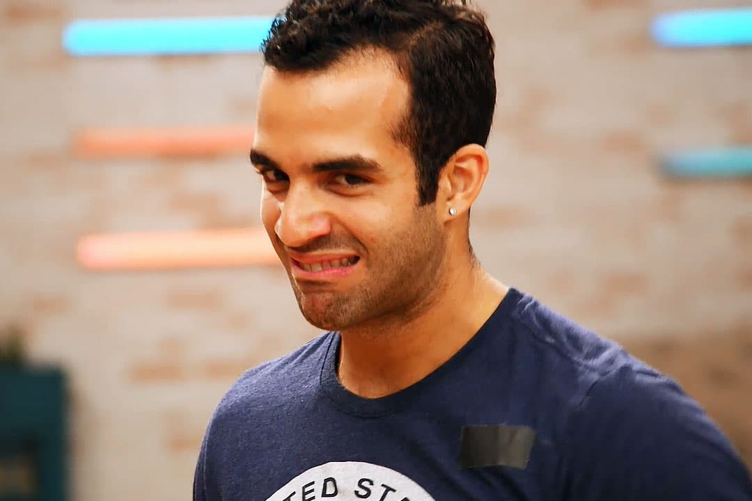 Aunque después transforma su rostro para hacer reír a sus compañeros. Menos mal que no ha hecho estas caras delante de los jueces.