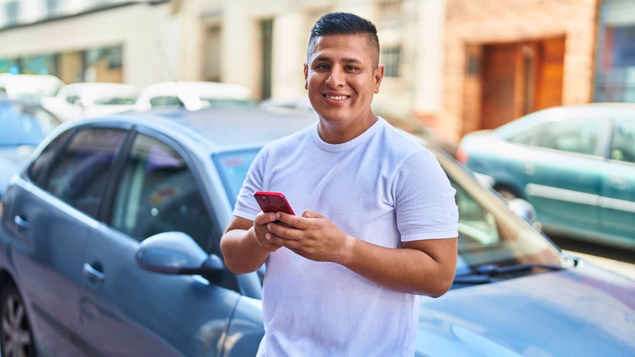 <h3 class="cms-H3-H3">Y en especial para la comunidad hispana… </h3>
<br>Muchas familias hispanas en Texas compran y venden vehículos sin saber todos los requisitos legales. Esta nueva ley 
<b>exige más orden, más responsabilidad y más seguimiento. </b>Comparte esta guía con tus familiares y amigos para que no los sorprendan con una multa. Para información oficial y actualizaciones, puedes visitar el sitio del Departamento de Vehículos Motorizados de Texas: 
<a href="https://www.txdmv.gov">https://www.txdmv.gov</a>