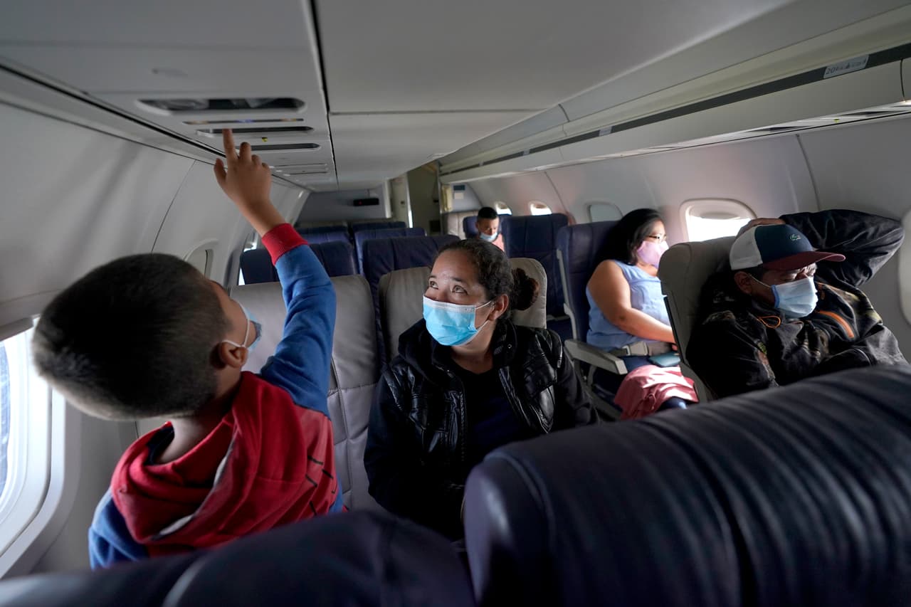 Yancarlos Amaya revisa unos controles sobre su asiento mientras su madre, Celestina Ramírez observa por la ventanilla.