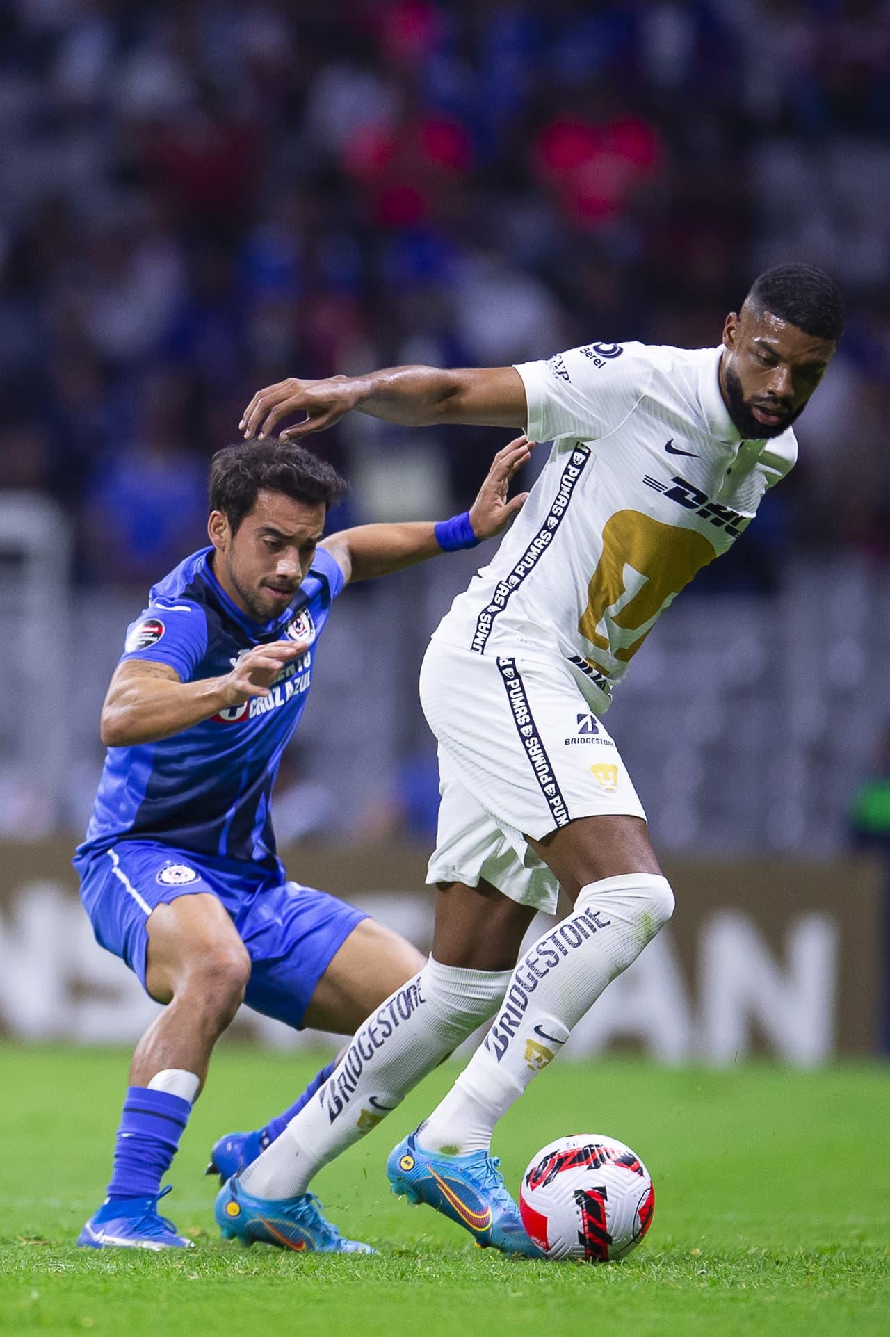 Un primer tiempo que no dio tregua en ningún centímetro de la cancha; Pumas no salió a defender su ligera ventaja de un gol y La Máquina hizo lo mismo en busca del gol que le daría el pase a la Final.