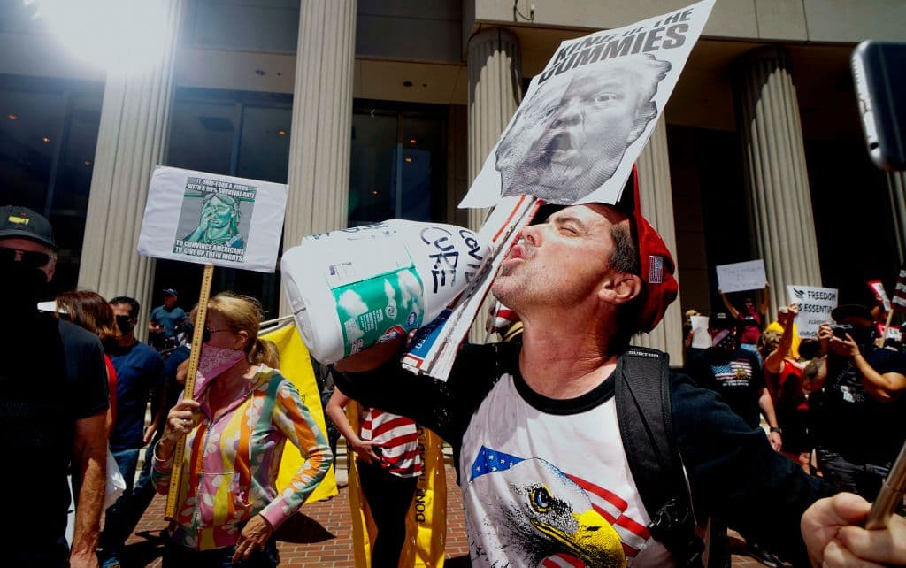 <b>Uso irresponsable de productos tóxicos. </b>Algunas declaraciones políticas, encabezadas por el ahora expresidente
<a href="https://www.univision.com/noticias/salud/trump-plantea-descabellada-inyeccion-de-desinfectante-para-tratar-covid-19-y-los-expertos-advierten-que-esto-es-toxico" target="_blank">Donald Trump</a>, contribuyeron a que algunas personas se expusieran a riesgos graves en la manipulación de ciertos desinfectantes.