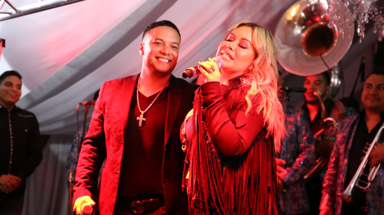 <b>Lorenzo Méndez</b> no dejó pasar la oportunidad y subió al escenario para interpretar el tema que cantan juntos en el disco, titulado 
<b>'Chismes'</b>.