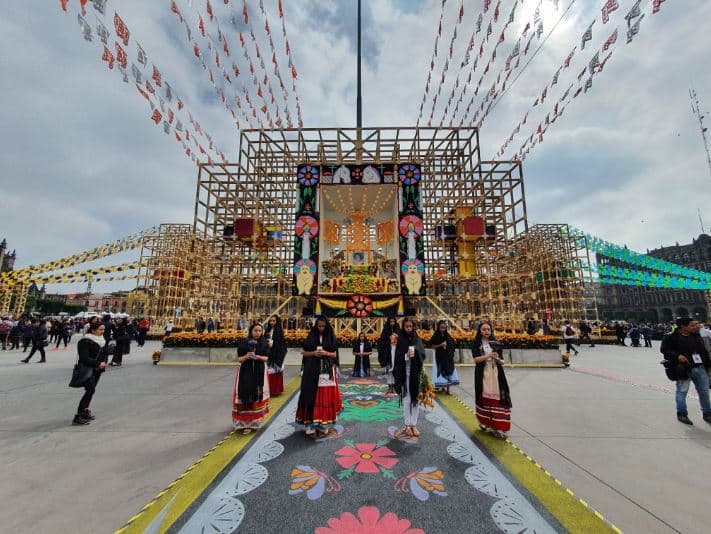 Como parte de los festejos por el 
<a href="https://www.univision.com/noticias/inmigracion/asi-celebran-el-dia-de-muertos-estos-ninos-migrantes-mientras-esperan-en-mexico-asilo-en-eeuu-fotos">Día de Muertos,</a> en la Ciudad de México, autoridades de la capital mexicana inauguraron este viernes una monumental ofrenda. 
<br>