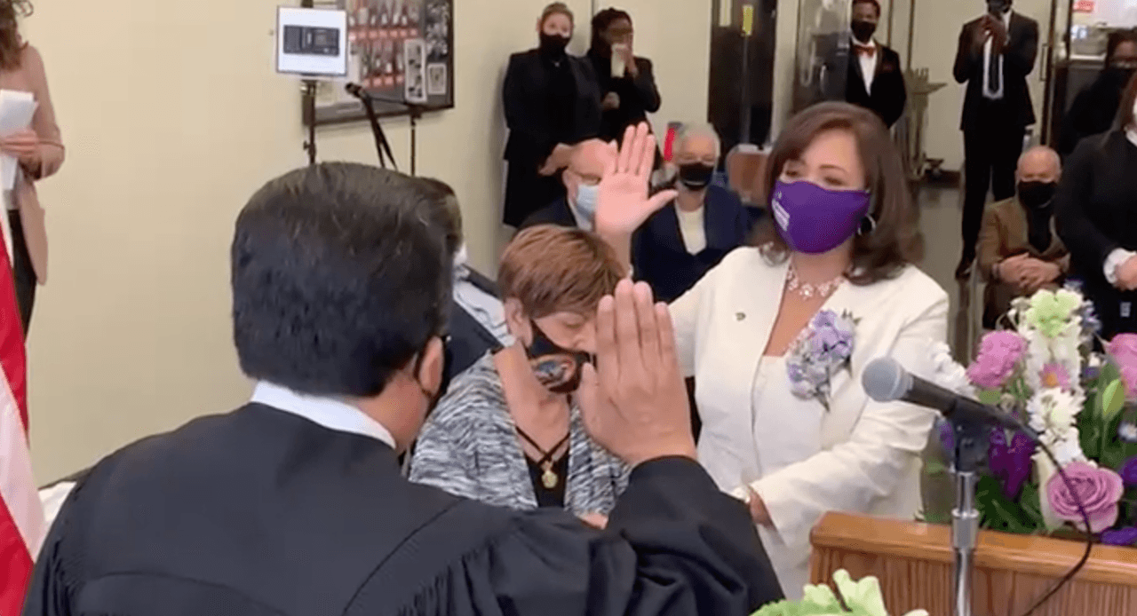 Iris Martínez es la primera mujer latina en liderar la Secretaria del Circuito Judicial del Condado de Cook tras derrotar en noviembre a la republicana Barbara Ruth Bellar.