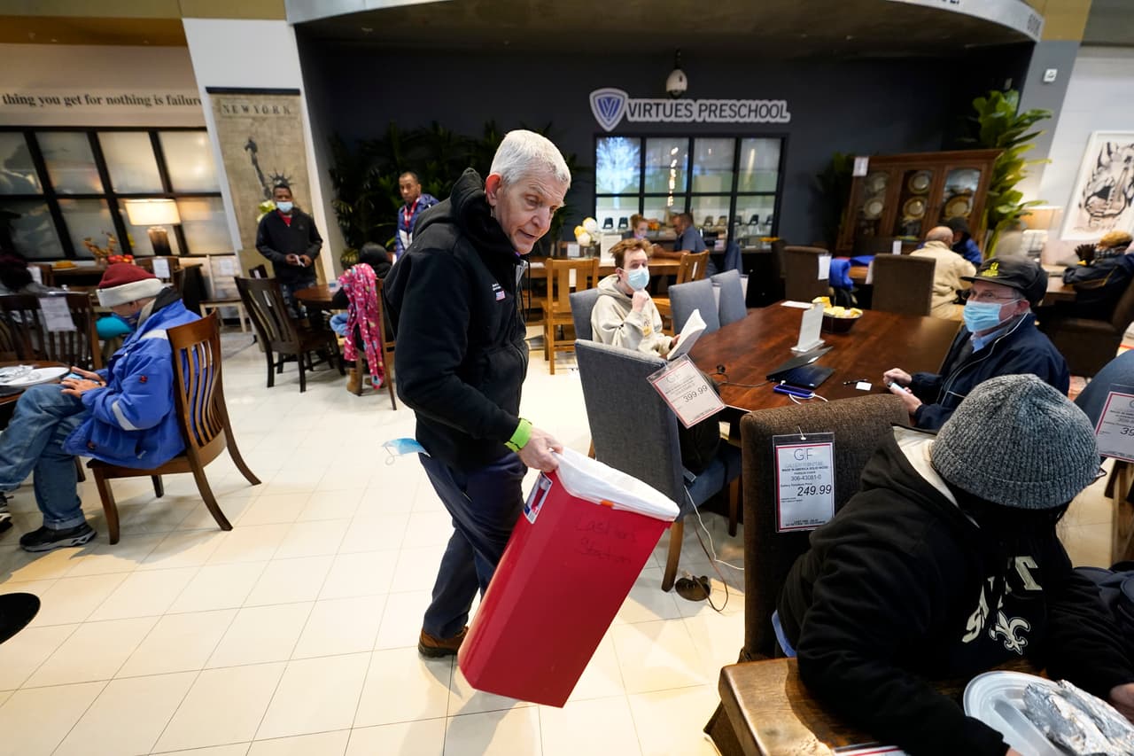 Su dueño, Jim McIngvale, un popular personaje conocido por los anuncios comerciales de su marca, se ha vuelto famoso esta vez por la acogida que ha dado a los más necesitados.
<a href="https://www.washingtonpost.com/lifestyle/2021/02/18/texas-storm-crisis-furniture-store/" target="_blank">"La logística es un poco difícil, pero lo estamos haciendo funcionar"</a>, dijo McIngvale al diario
<i>The Washington Post</i>. "Lo principal es sacar a la gente del frío", añadió.