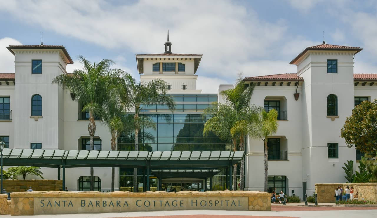 A finales del siglo 19, un grupo de 50 mujeres decidieron fundar este hospital "dedicado al bienestar y la buena salud de todos los residentes, 
<b><a href="https://www.cottagehealth.org/about/" target="_blank">independientemente de su capacidad de pago</a></b>", dice su página de internet.
<br>