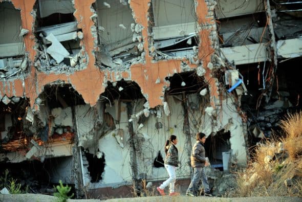La placa de Nazca penetró unos 20 metros bajo la placa Sudamericana y desató un terremoto que agitó una franja de 500 kilómetros, donde vive el 80% de los chilenos, y luego un tsunami. Ambos fenómenos mataron a 521 personas, destruyeron o dañaron carreteras, puertos, aeropuertos, hospitales, escuelas, y 222.000 viviendas que dejaron un millón de damnificados.