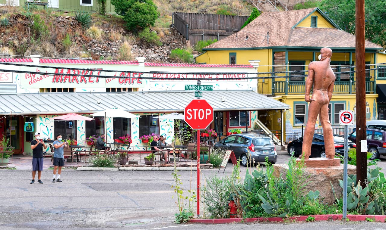 Con la caída del precio del cobre, las minas cerraron en 1975. 
<a href="https://www.univision.com/local/arizona-ktvw/explorando-arizona-la-historia-minera-de-bisbee">Después de 80 años operando, <b>murió la actividad minera, pero no el pueblo.</b> </a>
