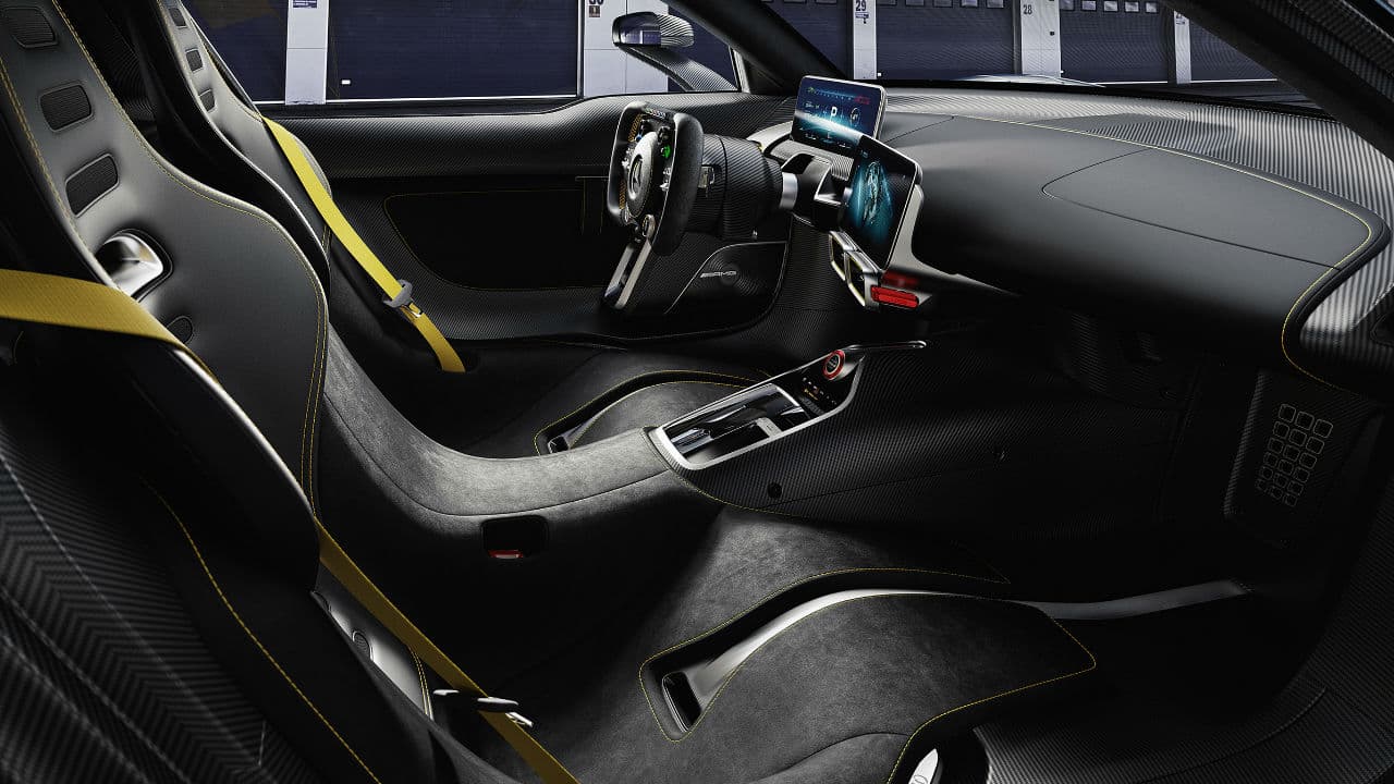 El placer está reservado para sólo dos personas.
<b> Los pedales de aluminio y volante son ajustables</b> de acuerdo con los necesidades del conductor.