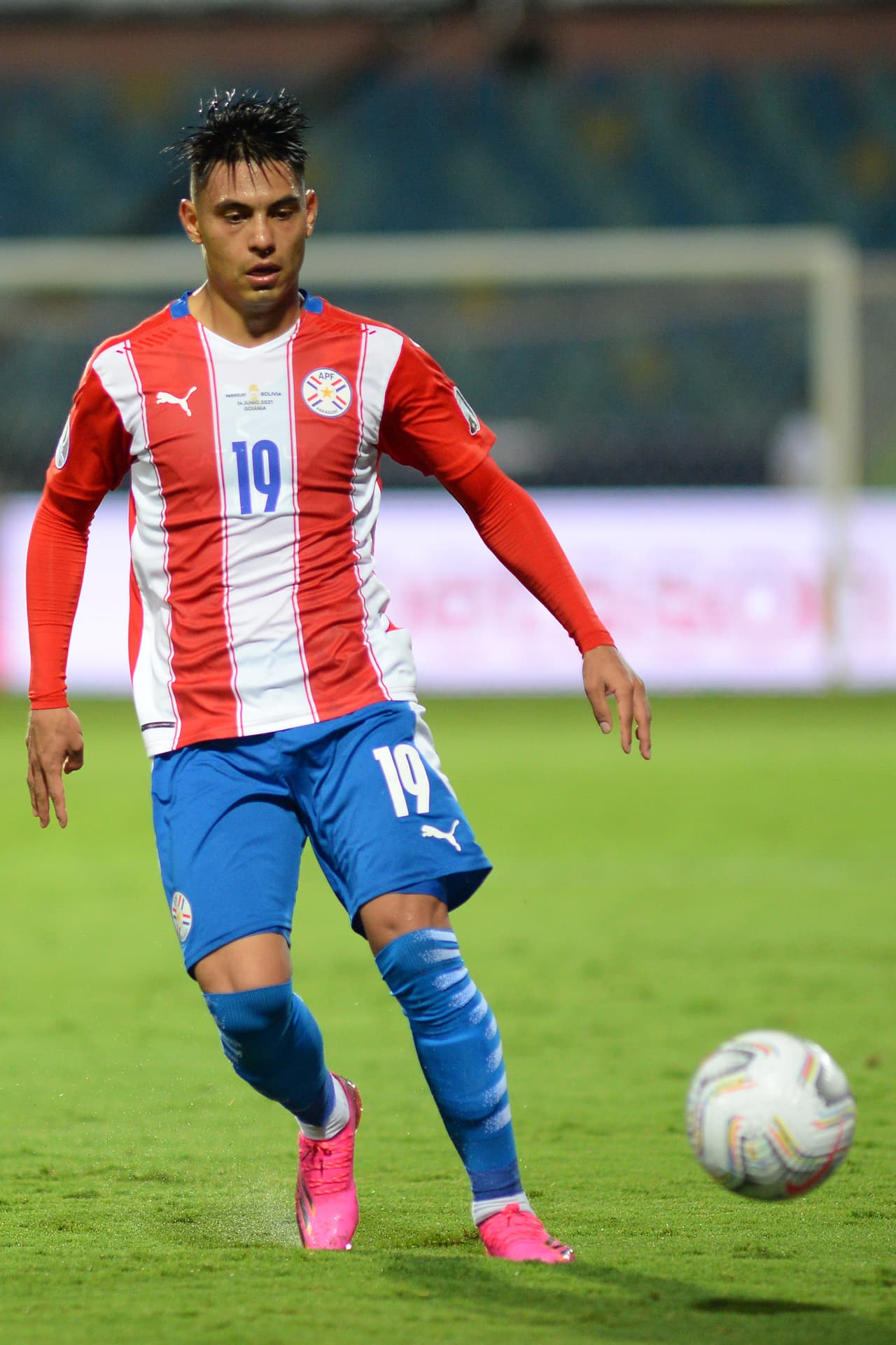 Bolivia se adelantó con un penalti, pero Paraguay le dio la vuelta con un doblete de Ángel Romero y otro tanto de Alejandro Romero.