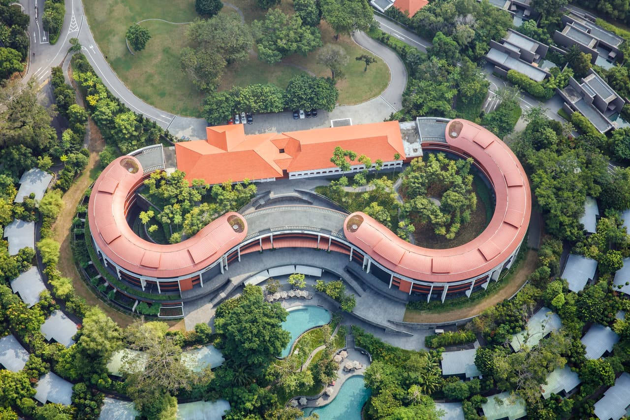 Una estructura curva moderna conecta los extremos de dos edificios coloniales. El hotel Capella, uno de los dos de cinco estrellas en la pequeña isla de Sentosa, mezcla historia con modernidad y lujo. En esta construcción se darán la mano por primera vez los mandatarios de EEUU y Corea del norte.