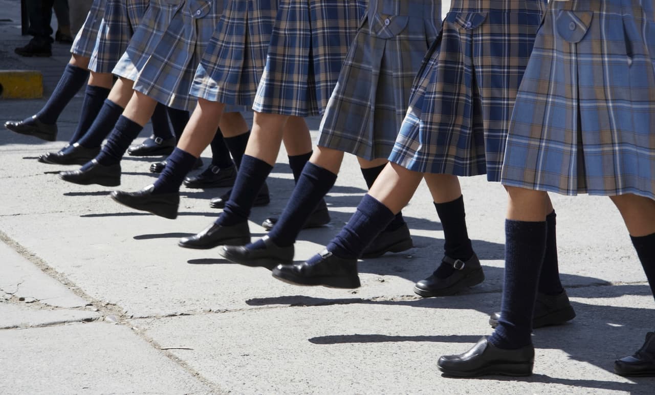 El maratón escolar más rápido que se corrió en uniforme. Fue la inglesa Sophie Wood quien recorrió el tramo con un tiempo de 3:14:34, ¡y lo hizo con uniforme y zapatos!