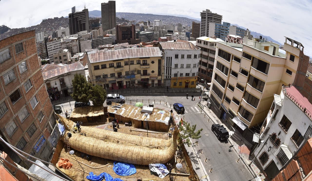 La balsa mide 18 metros de largo y 5.5 metros de ancho, y pesa 18 toneladas.