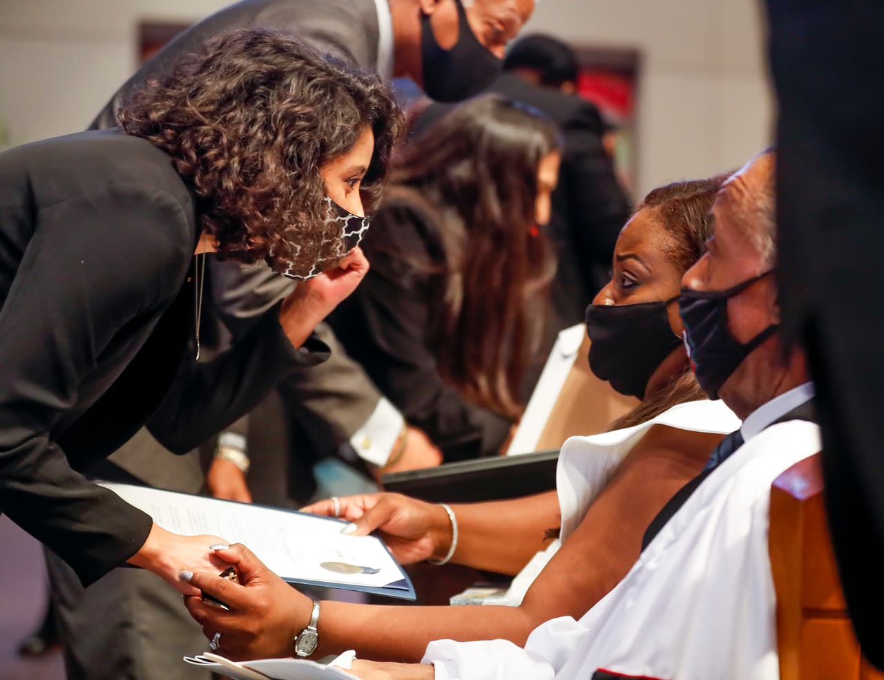 La jueza del condado de Harris, Lina Hidalgo, da su pésame a la familia de George Floyd durante su funeral este martes en Houston. "Me fui del funeral de George Floyd un poco menos triste e indignada, pero más segura para que su muerte no haya sido en vano. A
<b>gradezco al reverendo Lawson, al reverendo Al Sharpton y a todos los líderes religiosos que nos han ayudado a sanar y a recordarnos que nuestra obligación moral es luchar contra la injusticia</b>", 
<a href="https://twitter.com/LinaHidalgoTX/status/1270492819967422466?s=20" target="_blank">escribió en su cuenta de Twitter</a>. 
<br>