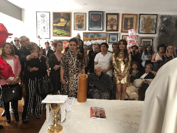 Laura convocó a esta celebración a diversos amigos del medio artístico, como Sylvia Pasquel y Carlos Ignacio.