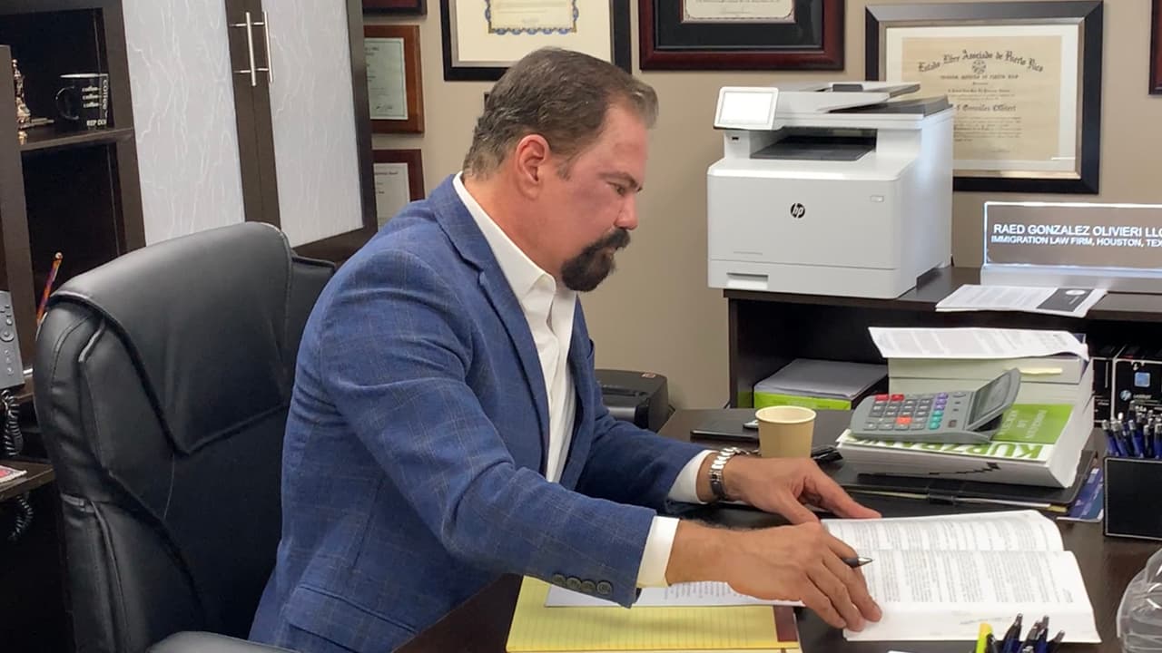 “Siempre le digo a mis clientes que si tienen un matrimonio válido, entonces no va a haber problema”, explica el abogado de inmigración, Raed González.