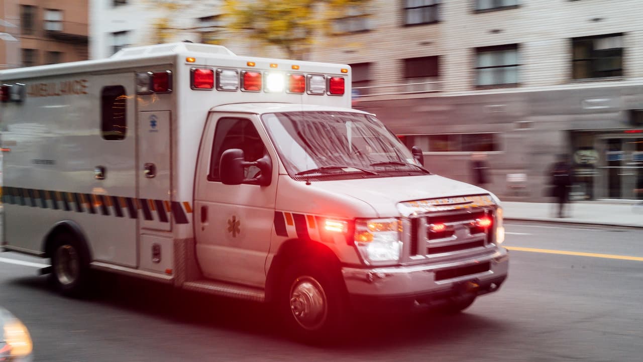 Joven es apuñalado dos ocasiones en el metro en Queens; sospechoso está prófugo