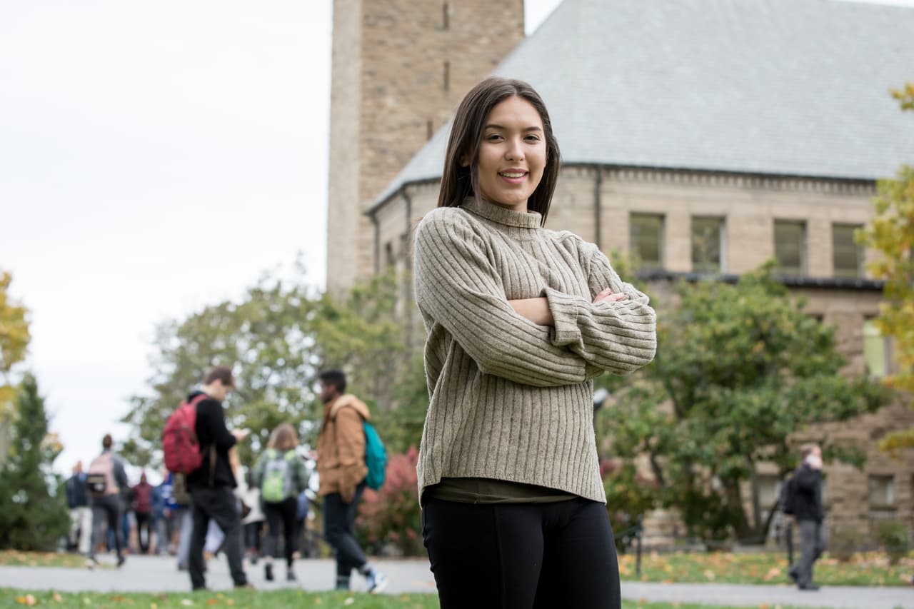 Isabella Armas se centró en cómo le ha costado encajar en los lugares en los que ha vivido para hacer el ensayo sobre sí misma que envió a las universidades.