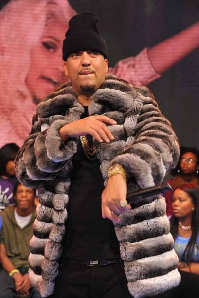 El estilo de este chico es inconfundible y llamativo como los de todos los cantantes de su género. Para algunas resulta escandaloso, mientras otras lo consideran sexy. Te mostramos algunos de sus outfit ¿Saldrías con un chico con esta pinta?