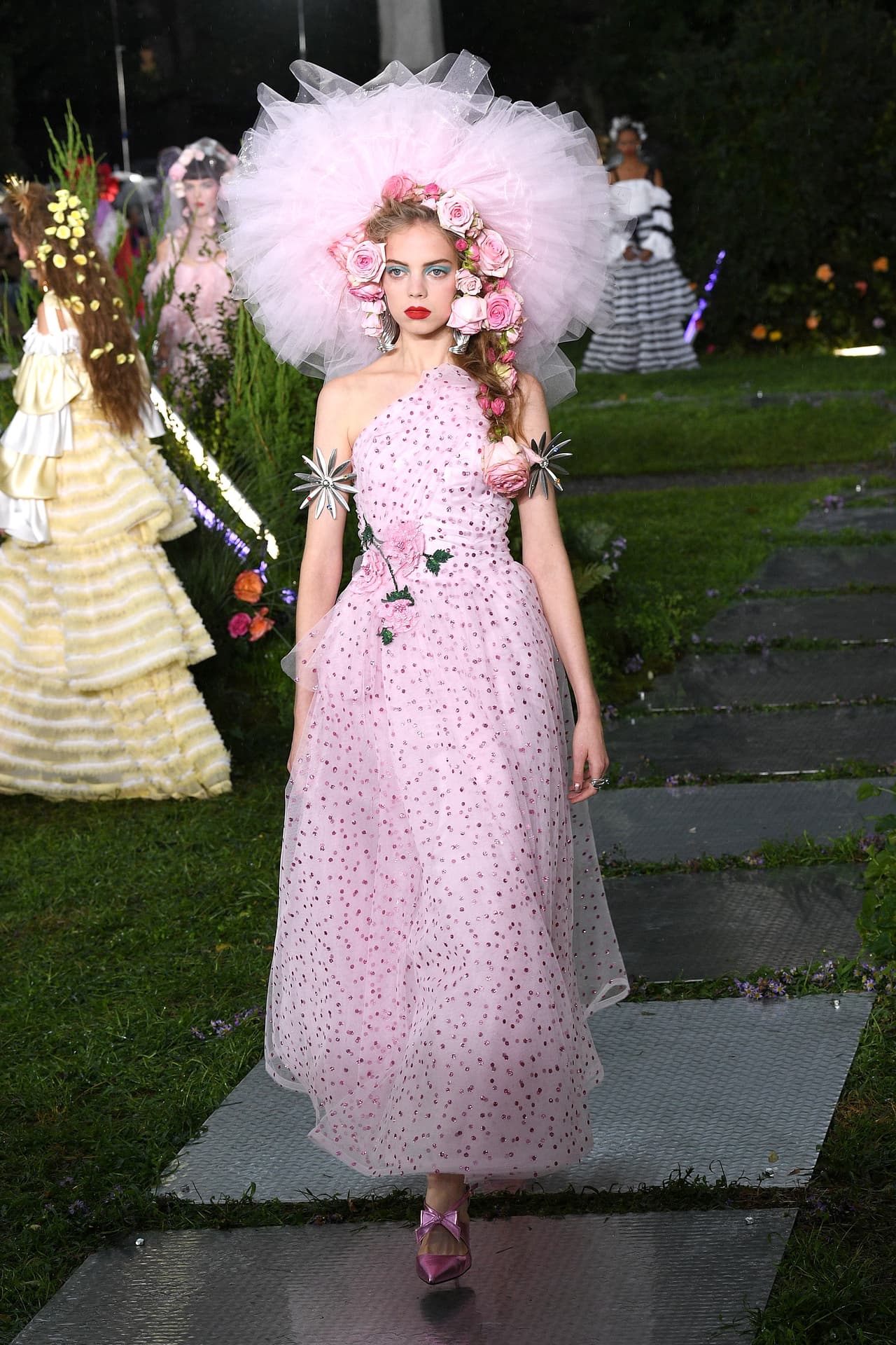 El vestido fue diseñado especialmente para la actriz y estuvo inspirado en un look que debutó en uno de los desfiles de la casa de moda estadounidense.