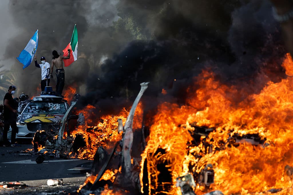 Manifestantes con las banderas de 
<b><a href="https://www.univision.com/local/los-angeles-kmex/gobierno-de-mexico-responde-a-los-operativos-de-ice-en-los-angeles-explica-que-hacer-y-a-donde-llamar-por-ayuda" target="_blank">México</a></b> y Argentina observaban a poca distancia el caos que armaba en el centro de Los Ángeles.