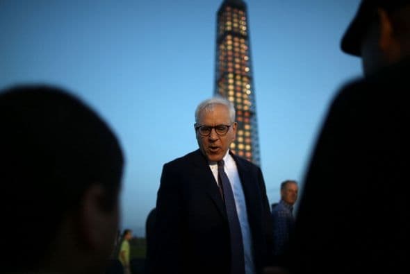 Durante un recorrido por el monumento restaurado, Rubenstein subió a pie hasta lo alto vestido de cuello y corbata.